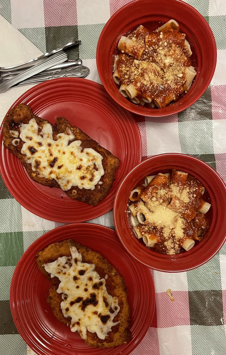 jimhunterb1's tweet photo. The kid wants #chickenparmigiana, that’s what she gets! #dinnercooking #Italianfood https://t.co/FLRCNdh0EL