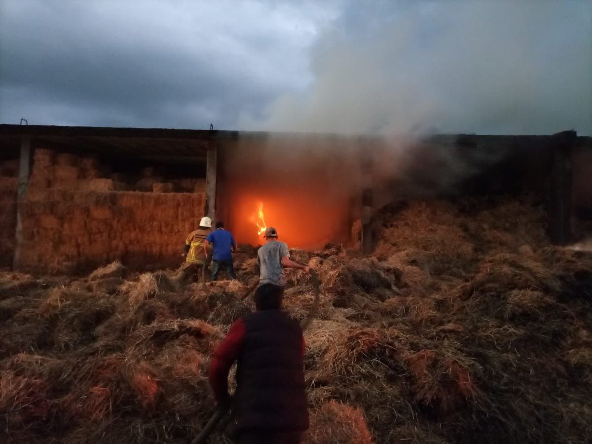 rober_hidalgo70's tweet photo. 1/1 La #SalaOperativaECU911Mejía reporta un incendio estructural en una fábrica en el #Murco #Tambillo la tarde y noche de este domingo. Ante esta emergencia dispuse la activación inmediata de unidades y personal de la Dirección de Seguridad Ciudadana y Riesgos @alcaldiademejia https://t.co/P5V2Zo8B2M