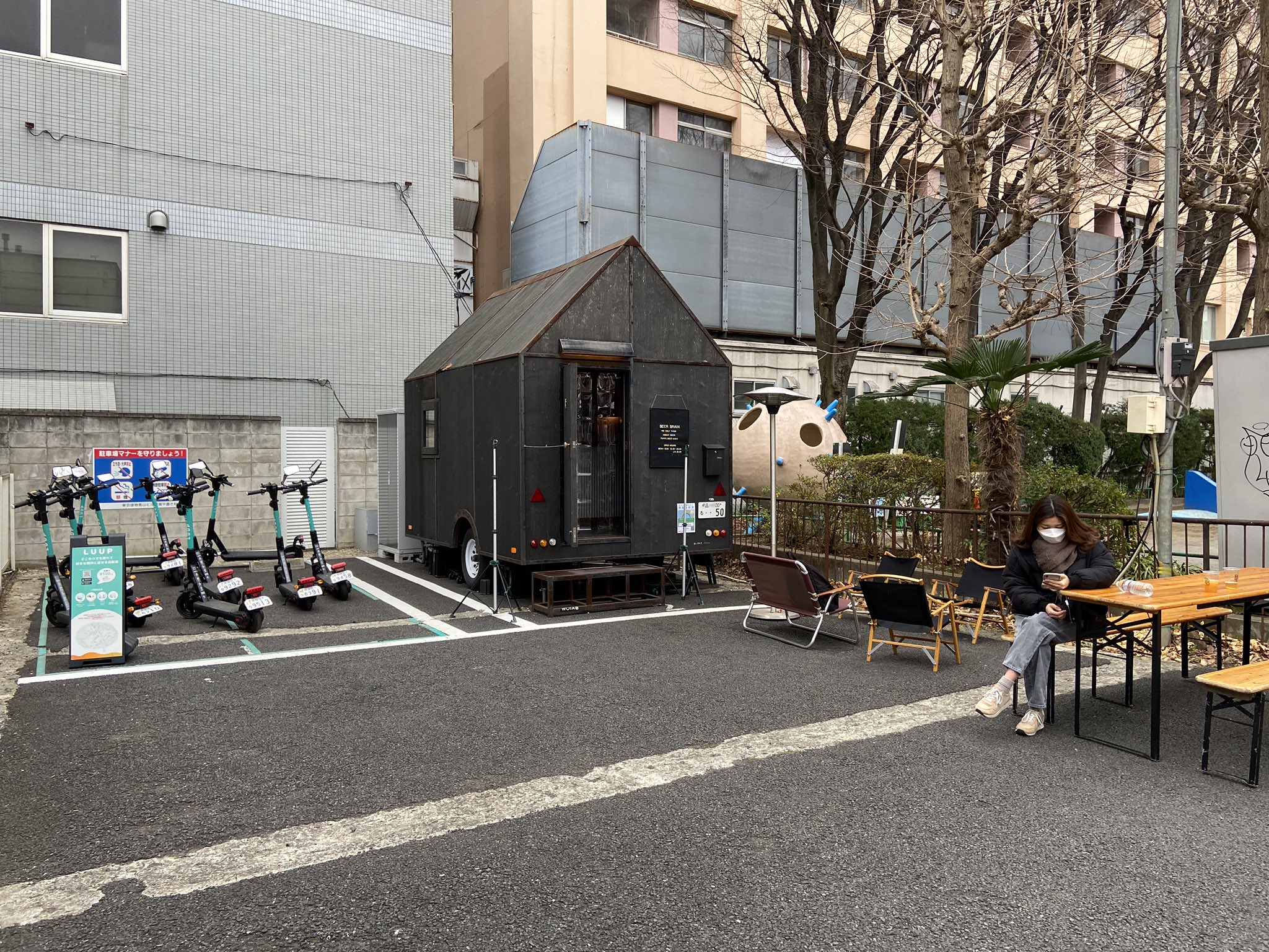 Masayoshi Waku Repipe 青山の解体予定の団地横駐車場にあるモバイルブルアリー 目抜き通りから距離があり 団地の解体で少し閑散としている駐車場を秘密の隠れ家的に活用していて面白い 牽引トレーラーに電気水道を接続して運営しているが もちろん