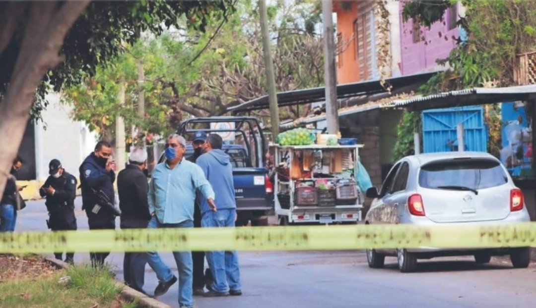 Ernesto bajo de su march, a comprar unos jugos, cuando escucho una lluvia de balas. Hombres armados dispararon directamente contra Azucena, su novia, quien esperaba en el coche. Él se aferró a ella, pidiendo ayuda 
Los hechos ocurren en la Col. Miguel Hidalgo en #Cuatla #Noticia