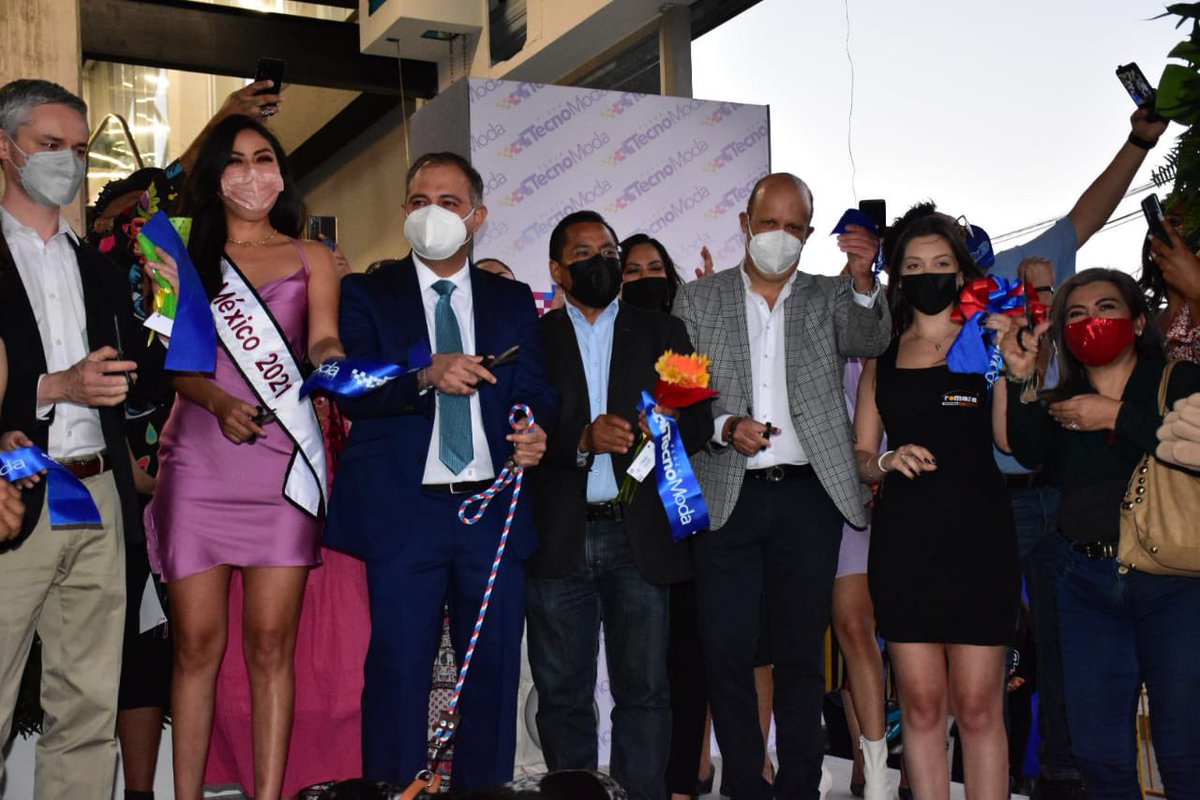 DesEconomicoOax's tweet photo. En representación del Srio. @guzmanjp, el subsecretario @ticogomez73 acudió a la inauguración de la plaza comercial #TecnoModa, la cual está conformada por 140 negocios oaxaqueños.
➡️¡No hay duda, existen las condiciones y la confianza para invertir en el estado! @alejandromurat https://t.co/0tJuXkesl0