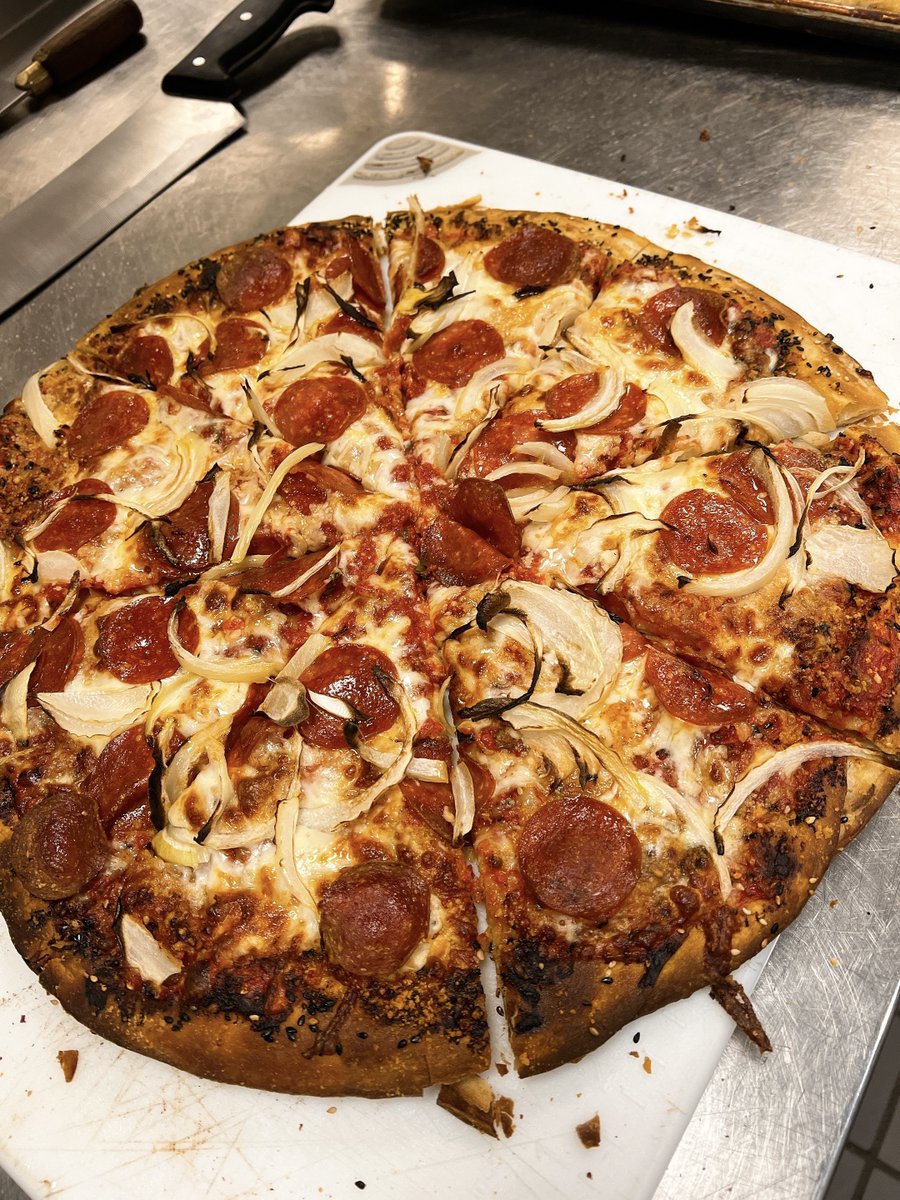 makeboluopizza's tweet photo. Scallion Pancake + Pizza! The pizza long awaited by pizza lovers is finally here! Get your #ScallionPancakePizza! Orders officially open Tuesday (1/25) for delivery only via UberEats and GrubHub Mon-Fri 4pm-9pm. Visit https://t.co/nzy3cJapeZ #Makeboluo https://t.co/UO55HbzDm7