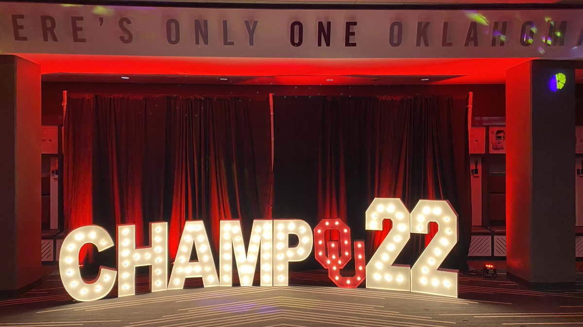 JR_Sandlin's tweet photo. OV Weekends in The Palace are fun…

                        🔒… 🔒

     #BoomerSooner #OUDNA https://t.co/oVFpQrRbPQ
