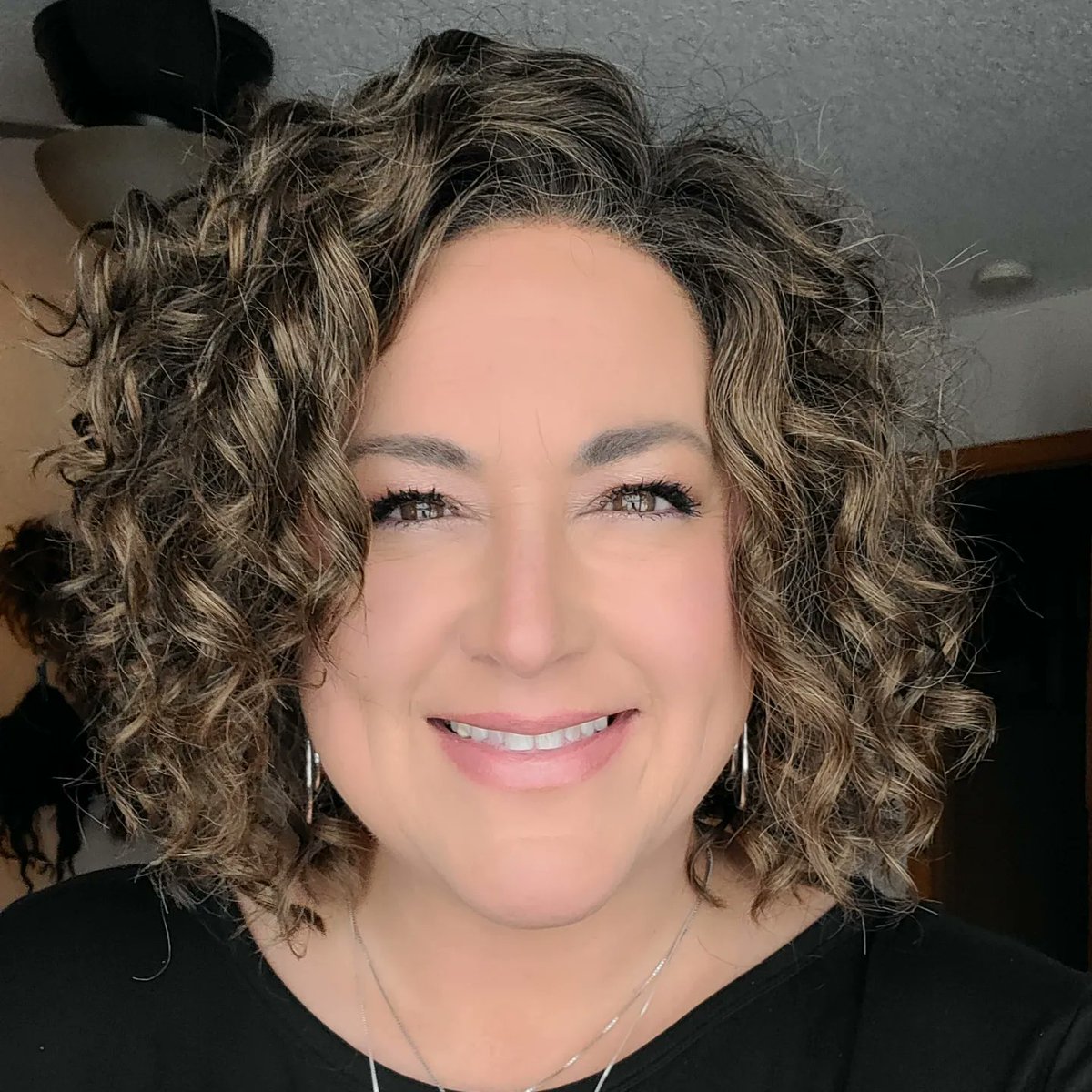 heywigsister's tweet photo. #NewProfilePic Paula Young Becky in Milano Brown. One of my FAVORITE curly wigs! #wigs #hairloss #fakehair @PaulaYoungWigs #paulayoung #heywigsister https://t.co/6HI63UbHtN