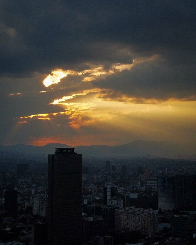 Chacbstudio's tweet photo. Déjame seguir apreciando tu belleza. 🌇🚁
@chacbleu #photochac #torrepemex https://t.co/bX45q0e1S4 https://t.co/CONgnKWUG7