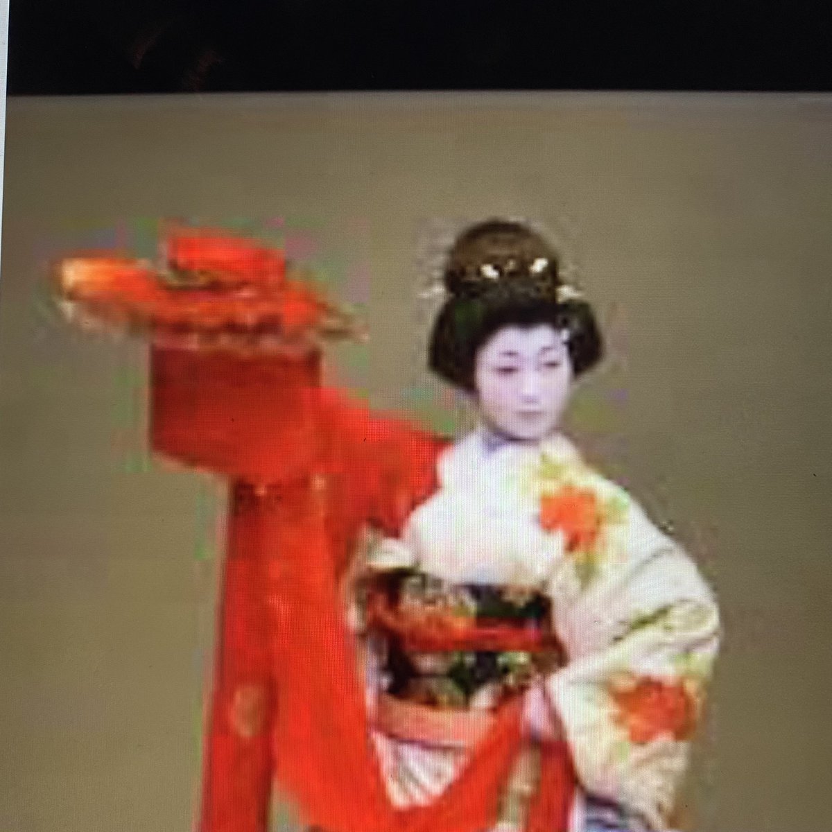 SakkouS's tweet photo. 花柳流のお師匠さんが次回の舞台で踊る「扇獅子」の日本髪のかつらは結い上なりましたが、手に持って踊る扇の修理と、赤い「やくの毛出てきている獅子に見立てる毛の修理もいたしました。「やく」は「シャグマ」とも呼ばれています。 https://t.co/IPMnYepb3b