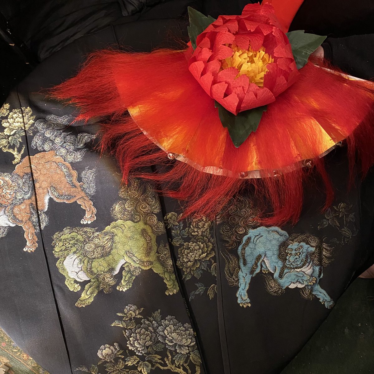 SakkouS's tweet photo. 花柳流のお師匠さんが次回の舞台で踊る「扇獅子」の日本髪のかつらは結い上なりましたが、手に持って踊る扇の修理と、赤い「やくの毛出てきている獅子に見立てる毛の修理もいたしました。「やく」は「シャグマ」とも呼ばれています。 https://t.co/IPMnYepb3b