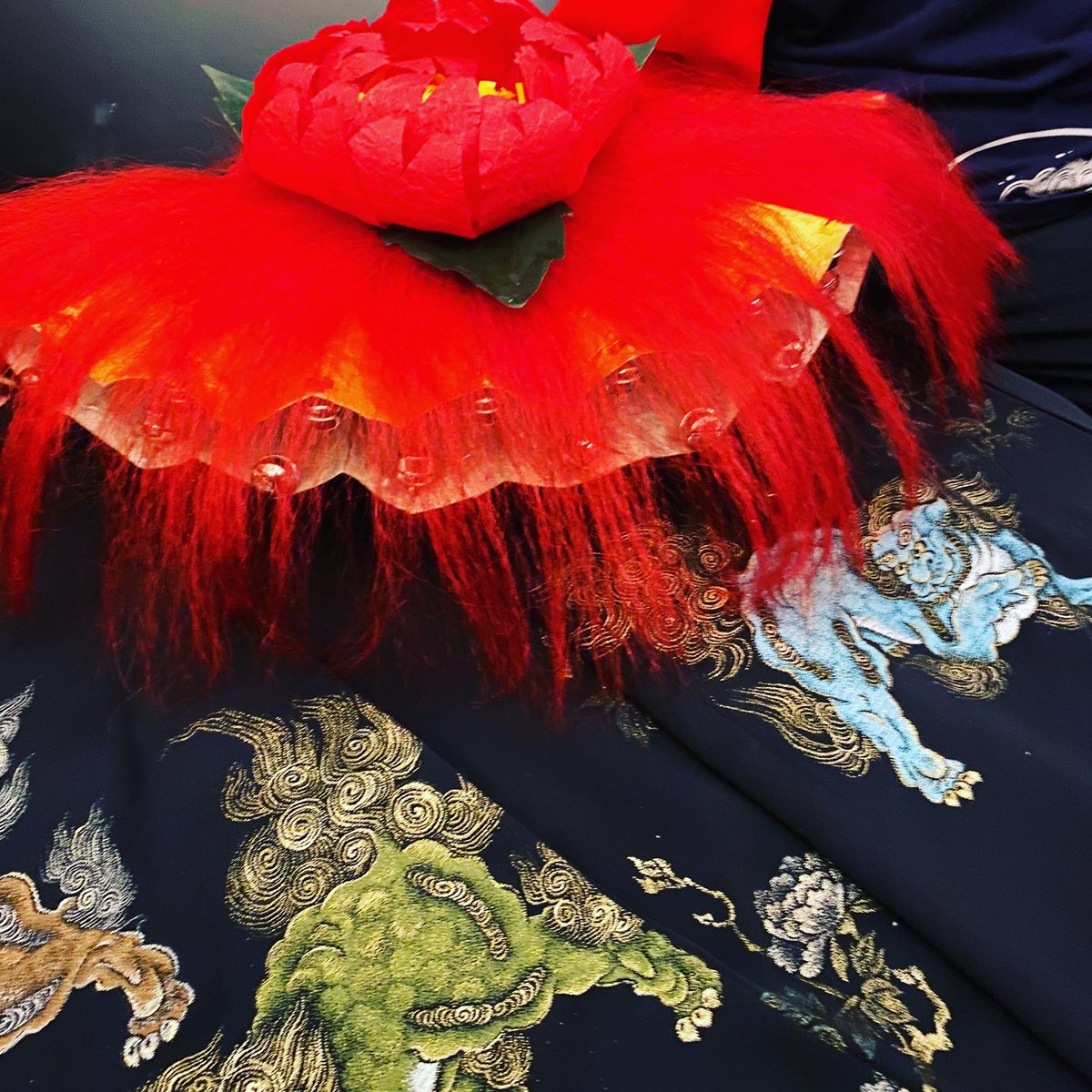 SakkouS's tweet photo. 花柳流のお師匠さんが次回の舞台で踊る「扇獅子」の日本髪のかつらは結い上なりましたが、手に持って踊る扇の修理と、赤い「やくの毛出てきている獅子に見立てる毛の修理もいたしました。「やく」は「シャグマ」とも呼ばれています。 https://t.co/IPMnYepb3b
