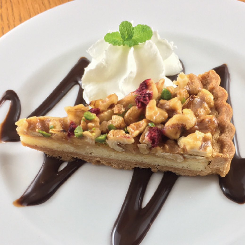 こんにちは🌺
パシフィックカフェです🌈

本日ご紹介するのは
🥜木の実とフランボワーズのタルト

香ばしいナッツをのせて焼き上げたタルトケーキ🍰
フランボワーズの甘酸っぱい風味が広がります😋ホットコーヒーと一緒にどうぞ☕️

本日も皆さまのお越しをお待ちしております✨

#静岡 #御前崎