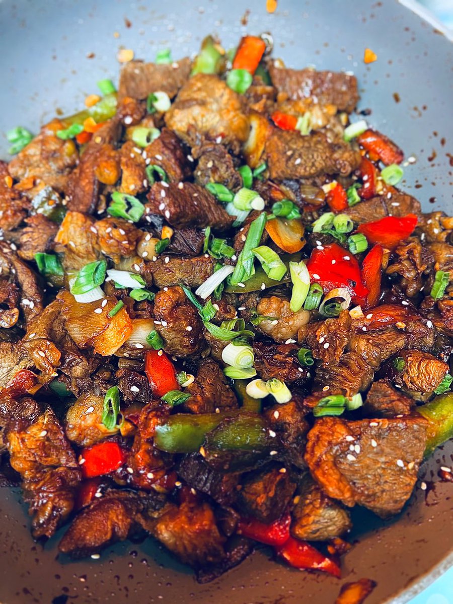 UglyApron's tweet photo. Bo Luc Lac (Vietnamese Shaking Beef) for an easy Sunday night #mealprep. #uglyapron #polyhobbyist #cooking #asianfood #vietnamesefood #meat #beef #steak #yummy #dinner #delicious https://t.co/wGTaioSkoV
