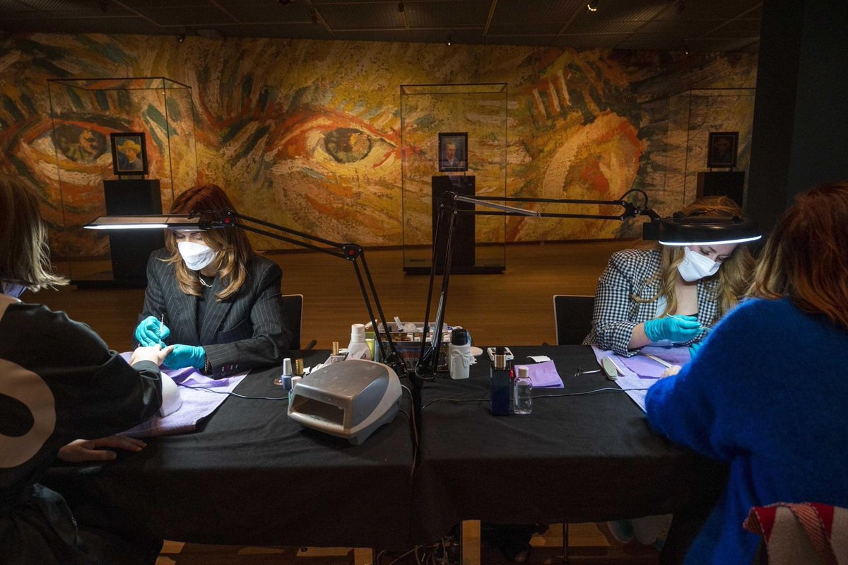 L'Olanda chiude i luoghi dell'arte ma tiene aperte palestre e centri estetici. La direttrice del Van Gogh per protesta trasforma il suo museo in un beauty salon. Unghie, capelli e barba tra le opere di Vincent.
Curioso. La resistenza della bellezza e della conoscenza.
#DBArte