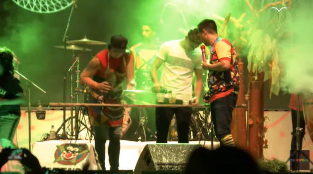 DiarioOle's tweet photo. ✔️ Mete goles
✔️ Te saca campeón
✔️ Prepara fernet
✔️ Canta en vivo

Julián Álvarez estuvo a pleno en el escenario de Tecnópolis junto con Los Caligaris 🎤 https://t.co/5rHXueDQsu