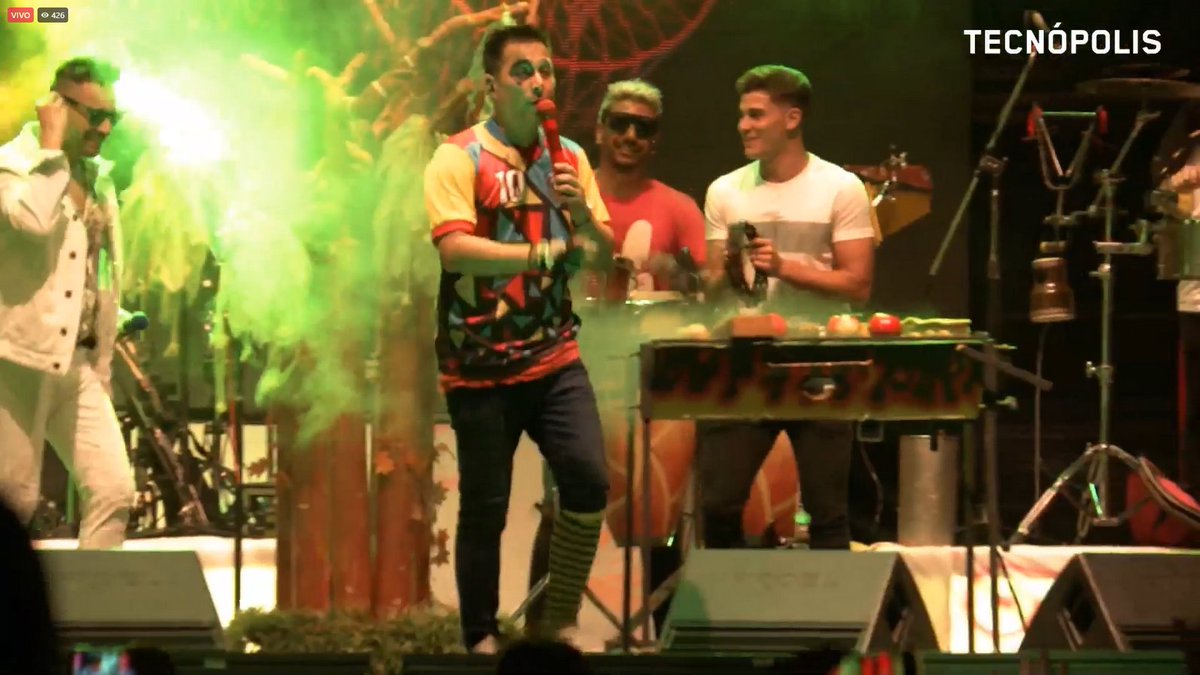 DiarioOle's tweet photo. ✔️ Mete goles
✔️ Te saca campeón
✔️ Prepara fernet
✔️ Canta en vivo

Julián Álvarez estuvo a pleno en el escenario de Tecnópolis junto con Los Caligaris 🎤 https://t.co/5rHXueDQsu
