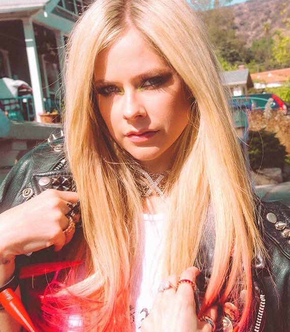 headabovewter's tweet photo. whats your top 5 songs from avril lavigne? https://t.co/1do1AIvxzh