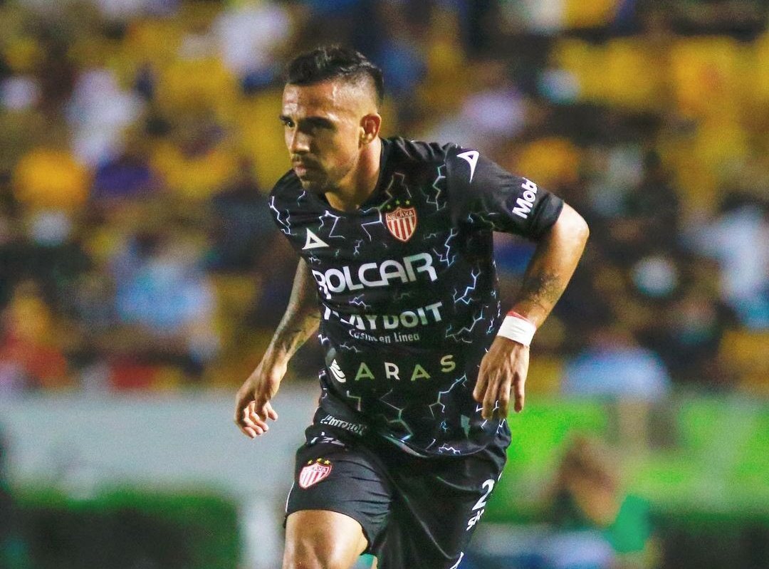 Fue clave el golpeo en movimiento de Alonso Escoboza para que Necaxa activara a sus delanteros.

Le dio al sistema ese jugador que, tras cargar el área y desde el balcón del área, centrara a Aguirre y Giménez con muy buena técnica hacia el punto penal y al área chica.