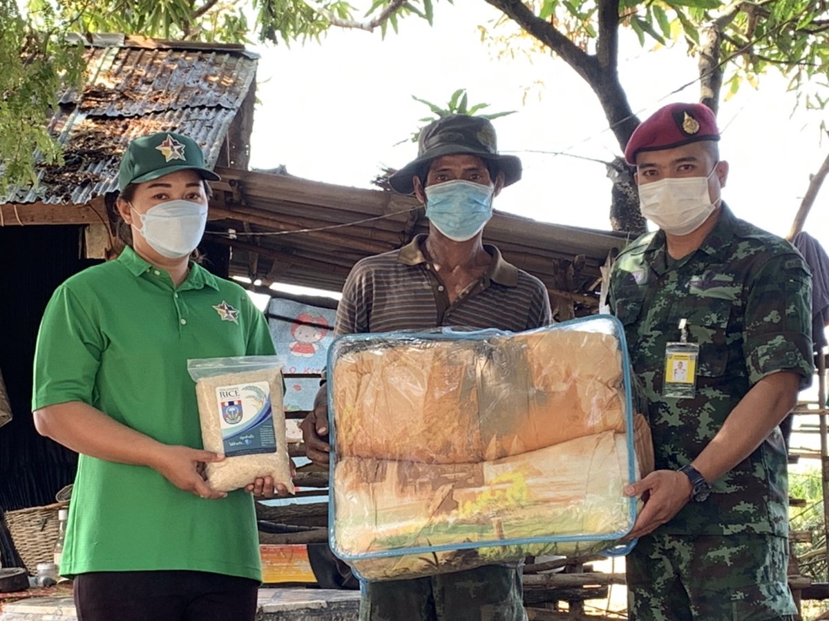 swcom2020's tweet photo. “ร่วมใจกันทำความดี เพื่อชาติ ศาสน์ กษัตริย์ และประชาชน" 

รพศ.2 พัน.2 เข้าพื้นที่ อ.ชัยบาดาล จ.ลพบุรี มอบผ้าห่มคลายหนาว พร้อมข้าวสาร แก่ผู้ยากไร้ และผู้ป่วยติดเตียง เพื่อช่วยบรรเทาทุกให้ผู้ยากไร้ และผู้ป่วยติดเตียง และเป็นกำลังใจสู้ชีวิตต่อไป 

#กองทัพบก
#พลังเงียบเฉียบขาด https://t.co/COtAn5sU9h