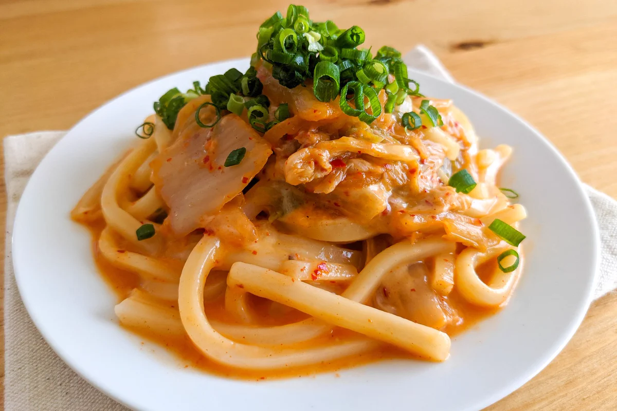 ピリ辛キムチ&とろとろチーズがうどんと合いそう！晩ごはんのメニューにもぴったりそうな「うどん」レシピ！