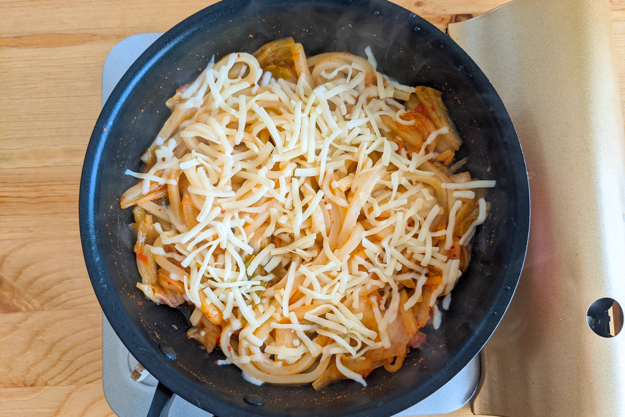 ピリ辛キムチ&とろとろチーズがうどんと合いそう！晩ごはんのメニューにもぴったりそうな「うどん」レシピ！