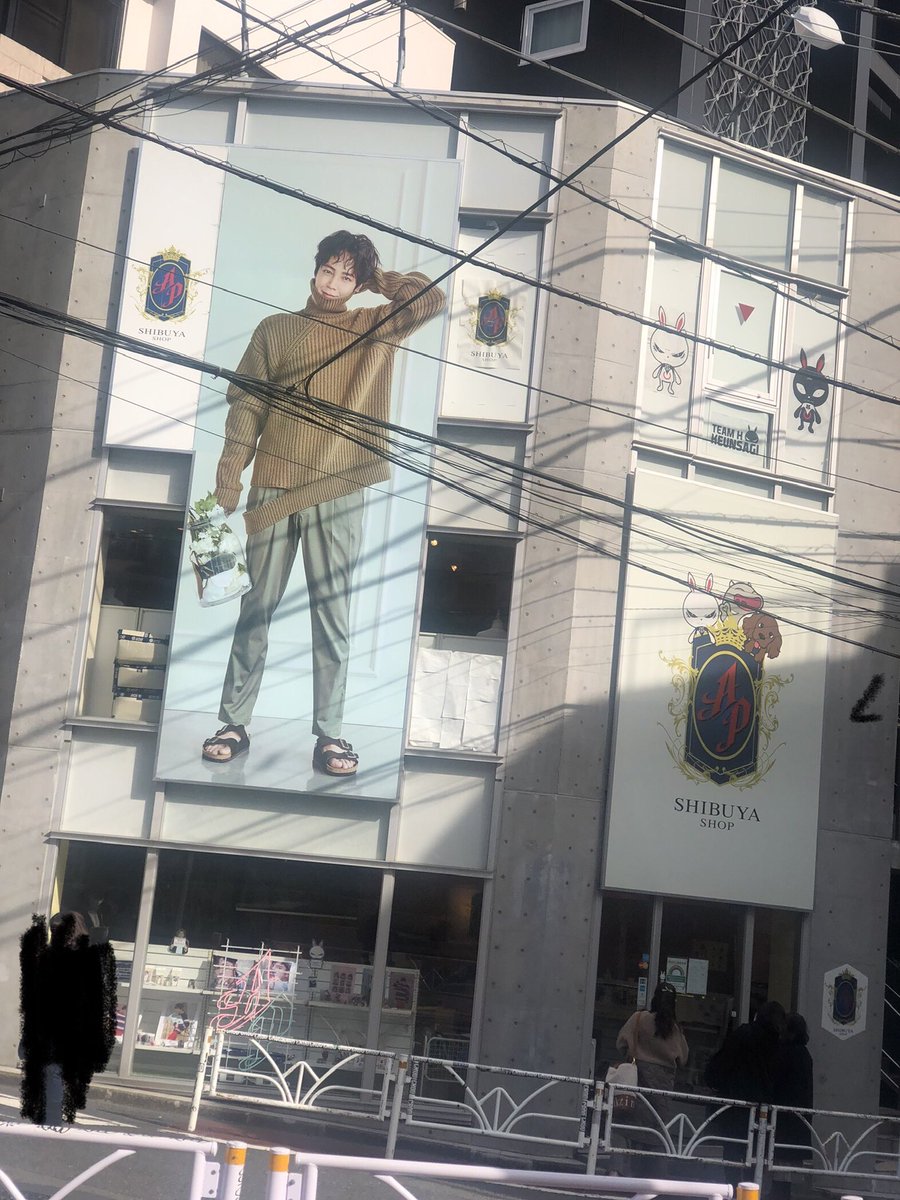 lamjangaya's tweet photo. 行けない母の代わりに近くに居た娘がパシャリ！…電線が…と言ったら試行錯誤して撮ってくれました。
難しいのよね看板グンちゃんは〜♬
＃APSHIBUYASHOP https://t.co/s7ZcHY04tI