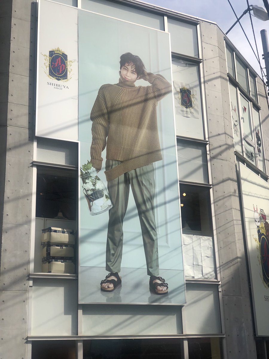 lamjangaya's tweet photo. 行けない母の代わりに近くに居た娘がパシャリ！…電線が…と言ったら試行錯誤して撮ってくれました。
難しいのよね看板グンちゃんは〜♬
＃APSHIBUYASHOP https://t.co/s7ZcHY04tI