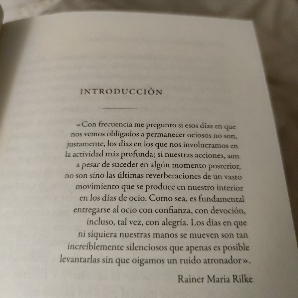 sauldecine's tweet photo. @Amelia_DeLaFlor @gabrielboric Buen libro, comienza a lo grande, citando a Rilke, a quien incluso se le dedica un capítulo. https://t.co/NqBS3WXxwN