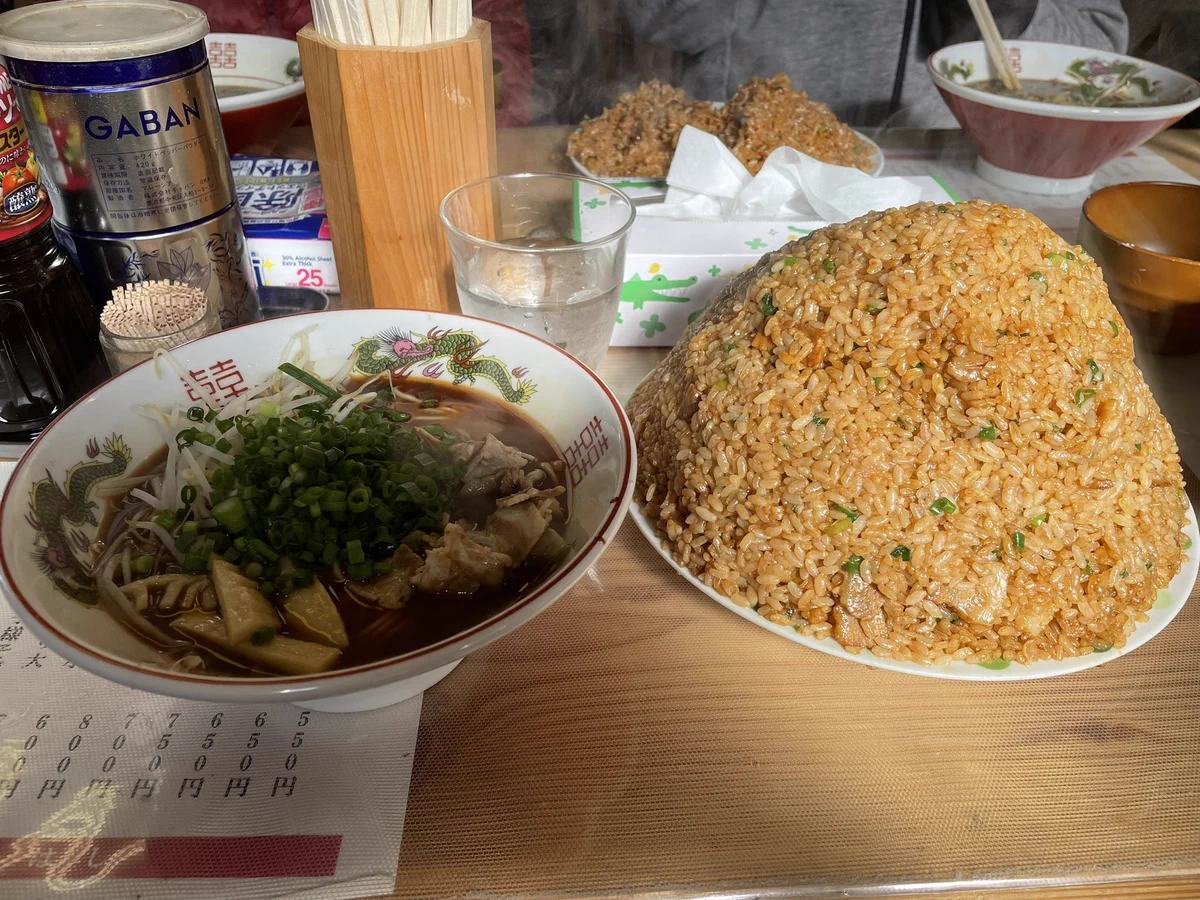 これが半チャーハン？出てきたチャーハンが大盛りすぎるｗｗｗ