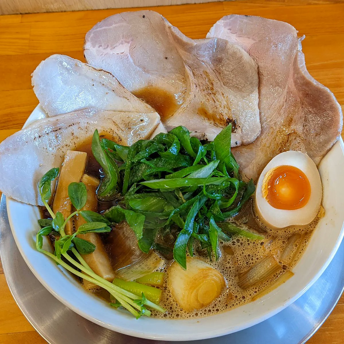 なんと今年初ラーメン❗😳 矢切りのねぎそば 映える大判炙りチャーシューTP シャキシャキの青ねぎ部分と甘い白ねぎ部分がクセになる美味しさ😋 沁みるね〜✨