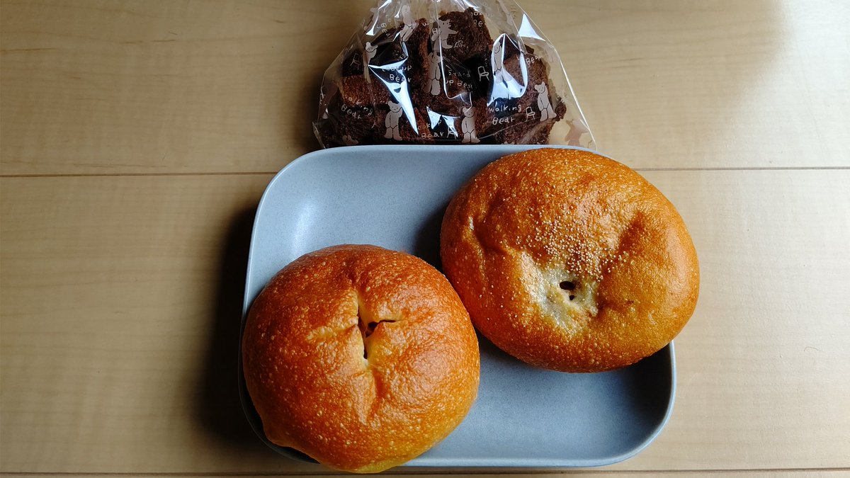 昨日の朝食は、鶴ヶ島にある「パン工房ももんが」のパン( ﾟДﾟ)ｳﾏｰ 中身が面白い。手前が山椒の利いた中華の和えそば、奥が挽肉たっぷり春雨炒め🤤味も本格的😋袋には、コーヒー味のラスク😊甘辛二