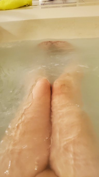 Reweet if you love a good bath and smooth legs! https://t.co/dsT87NnuBA