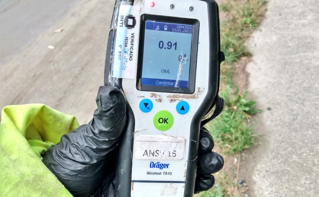 MinSegChubut's tweet photo. Al motociclista, se le detectaron sustancias prohibidas en su poder. @APSVChubut le practicó la alcoholemia que resultó positiva en 0,91 grs/lts. Intervino la Div. Motos y la Div. Drogas. Se secuestró la moto porque no se contaba con la documentación correspondiente. https://t.co/8HD84hEmwB