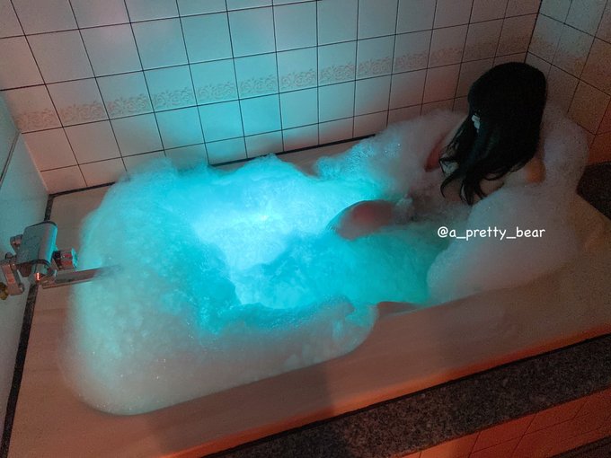 おはようございます🧸💨  昨日疲れすぎて、すごーいいっぱい寝てしまった...笑 そして夜中にパフェ食べてしまった後悔...😨💦  泡風呂楽しかった💓  今日もTikTok更新します✨  #お風呂 #くまちゃん🧸<a href="/tag/%E3%81%8A%E9%A2%A8%E5%91%82"class="tags"><span>#お風呂</span></a><a href="/tag/%E3%81%8F%E3%81%BE%E3%81%A1%E3%82%83%E3%82%93"class="tags"><span>#くまちゃん</span></a>