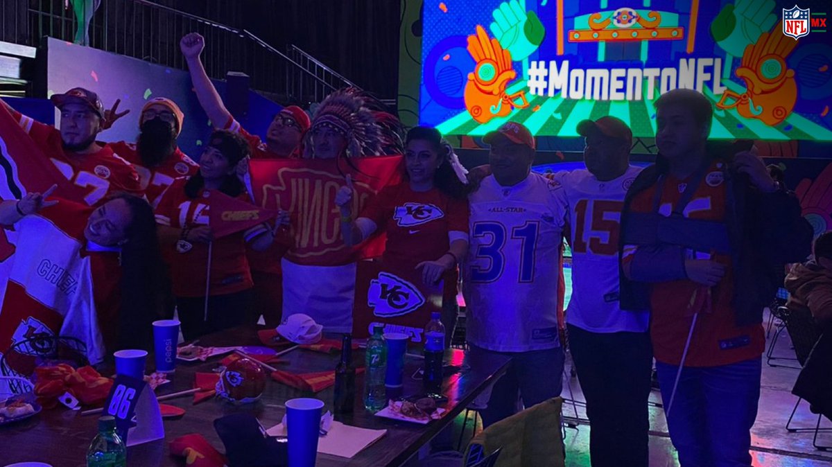 nflmx's tweet photo. ¡Vaya noche! 🤯‼️

Lo que vimos entre #BillsMafia y #ChiefsKingdom fue una locura y en #MomentoNFL lo vivimos de una manera ESPECTACULAR🔥

Checa las fotos y mantente pendiente de nuestro TW para que tú también te lances 👀

#NFLMX https://t.co/J5tCLPV6Px