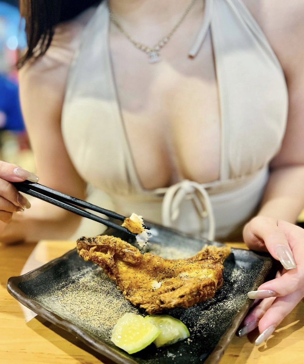 HazeC16's tweet photo. 深夜食堂。烧烤好���😋 #骚货 #露出 #母猪 #母狗 #射屏 #羞辱 #母畜 #公交车  #肉便器 #意淫  #直播 #盯射 #后入 #健身婊 #强奸 #反差婊 #反差婊的生活日常 https://t.co/cAf4eA0WYy
