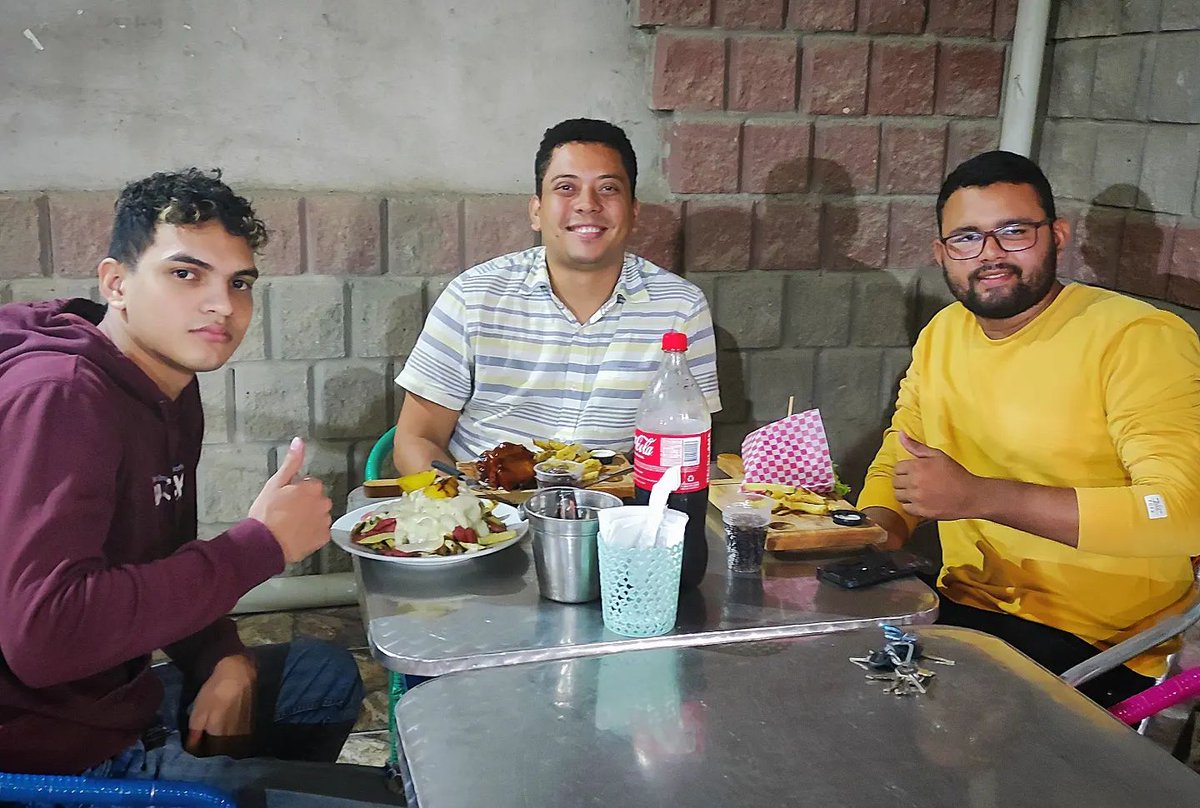 PedroDavidTM's tweet photo. #BrotherTime 🧔🧑🧒 #Family https://t.co/Hp3QNhV5of