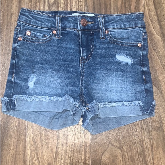 CornerBny's tweet photo. So good I had to share! Check out all the items I'm loving on @Poshmarkapp #poshmark #fashion #style #shopmycloset #winfun #danielcremieux #celebritypink: https://t.co/iVkuJFF0mk https://t.co/M1zGn1t5Wr