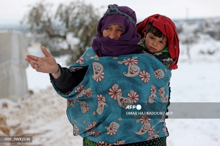 AFPphoto's tweet photo. AFP Photo  @AFPphoto
42s
#AFP 📷 @omar_hajkadour at a camp for displaced people in Azaz, in northern #Syria, near the border with #Turkey 
#winter #snow https://t.co/EEMuFS23gC