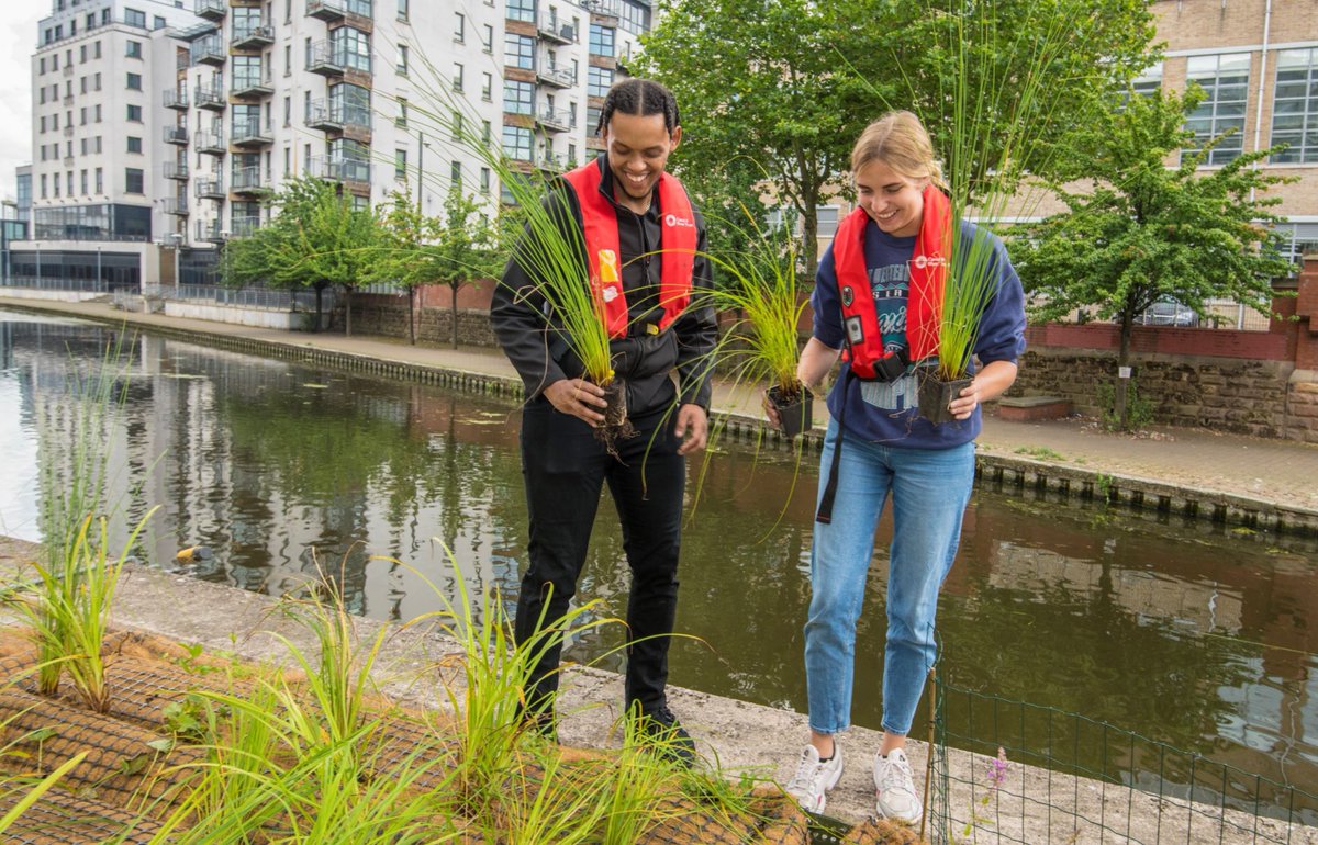 CanalRiverTrust's tweet image. Just adding water feels amazing and can boost the #wellbeing benefits of being a #volunteer 💙

Find out why our Volunteers report feeling happier than those who don’t, and browse refreshing waterside roles near you 👇
ow.ly/Gspo30s81GM  

Help us to #ActNowForCanals 🤝
