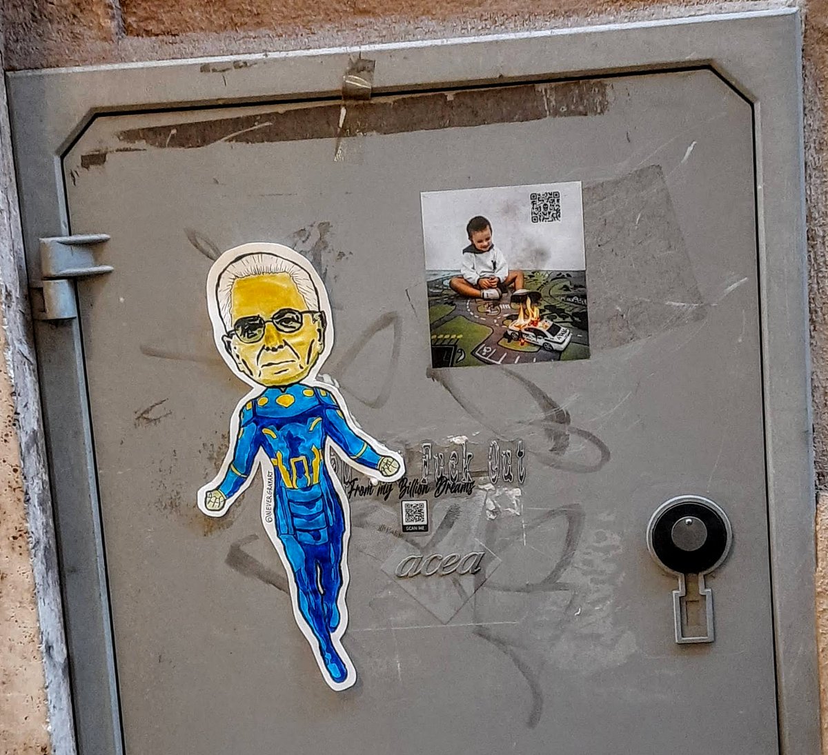 NonGuardarmiTv's tweet photo. Per il #Quirinale2022 c'è chi rivorrebbe #Mattarella. Eccolo ritratto nei panni di quello che mi sembra #Icarus degli #Eternals.

Un bel pezzo di #streetart che ho beccato a Via di Campo Marzio, a due passi dal #Parlamento. https://t.co/KvSZuDQxx7
