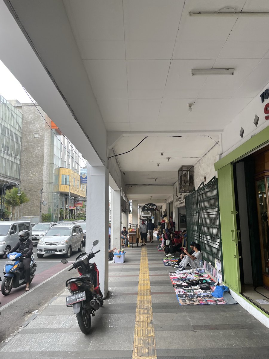 adriansyahyasin's tweet photo. Ada masanya kota di Indonesia dirancang agar pejalan kaki nyaman dari hujan dan panas

Tipikal kota lama kita pasti punya extended arcade seperti ini. Jalan kaki nyaman di pusat kota vibrant dengan segala fasilitasnya

Semua berubah saat kita menjadikan mobil sebagai fokus utama https://t.co/Q2EjVXTFG7