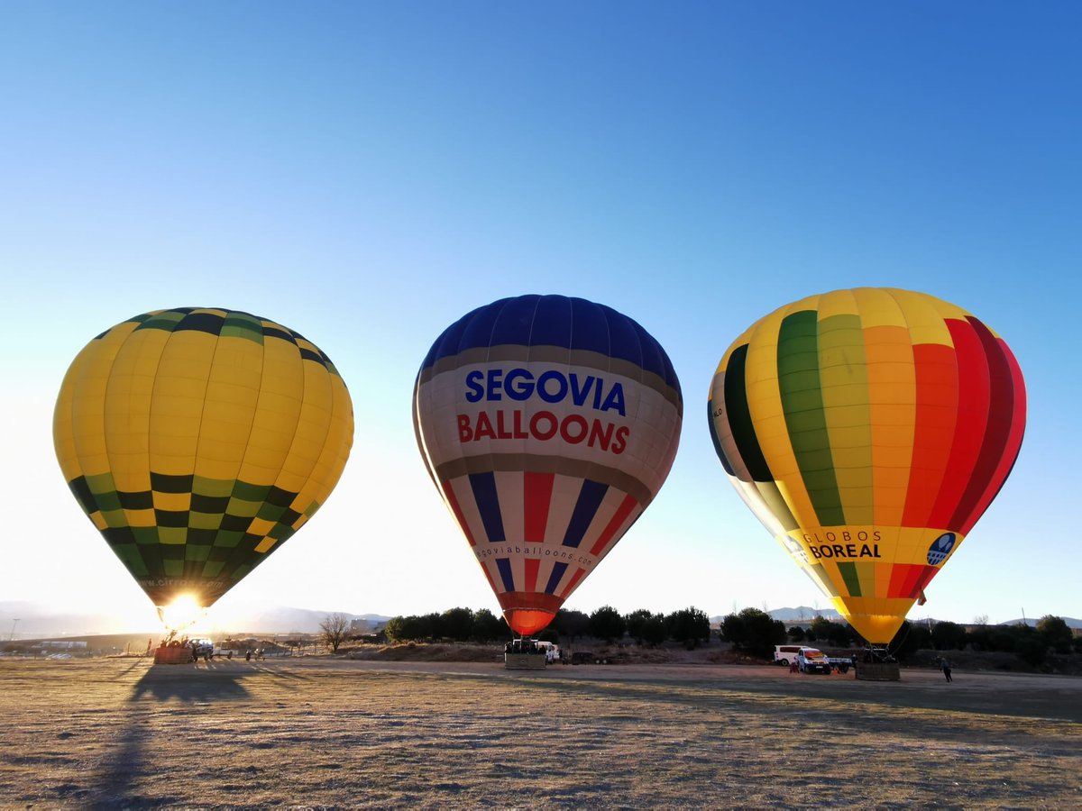 paseosenglobo's tweet photo. Seguimos aprovechando este súper anticiclón de #enero en #madrid y #segovia. Feliz semana!

#airelibre🍃 #plazaslimitadas #paseosenglobo #remaxballoon #globoremax #aerodifusion https://t.co/SFSJTlbF8P https://t.co/SNIK8b8yU9