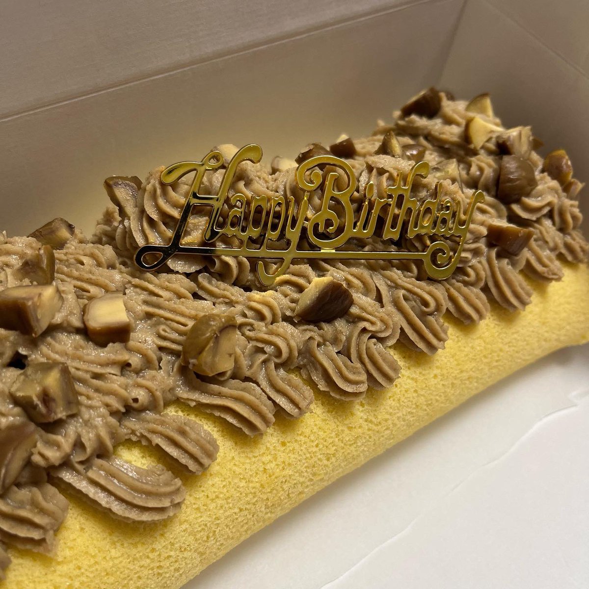 GluFreeKitchen's tweet photo. 🍷こんばんワイン🍷

『モンブランロールケーキ』を作りました🍰

ロールケーキはレシピ本を参考に、盛り付けは適当に🤣

インスタ【かしばつかさ】でレシピ公開中です！

レシピ本はこれ⬇️
まいにち米粉 パンと料理とお菓子 https://t.co/f8IvQLmjJv

#グルテンフリー #ブログ #お菓子 https://t.co/6zegDFKgFz