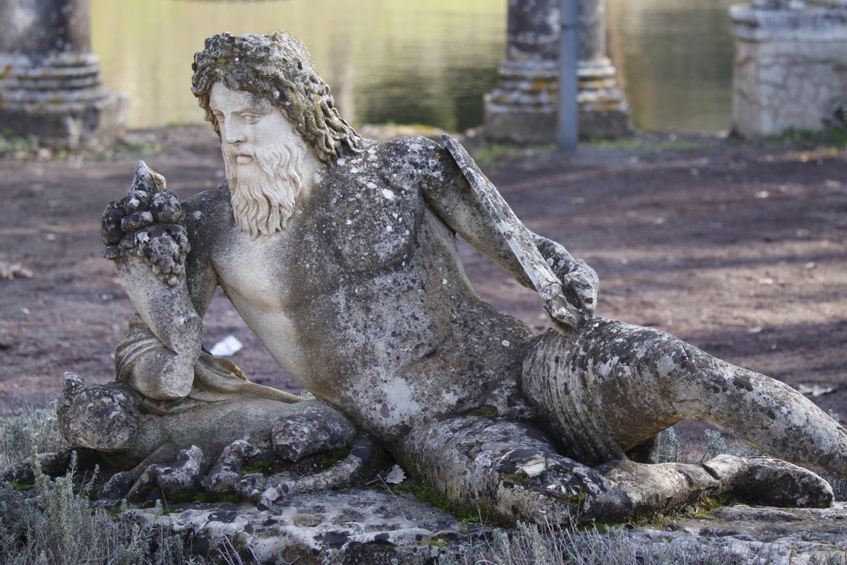 romarafting's tweet photo. Il nostro amato Tevere (con la lupa) nella raffigurazione di questa bella statua presso il Canopo della spettacolare Villa Adriana, a Tivoli.

#romarafting #villaadriana #tivoli #fiumetevere https://t.co/GO84TjCDTF