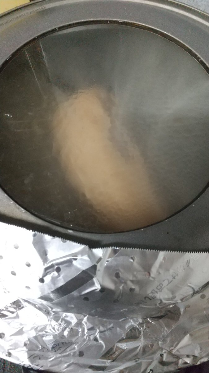 nyanchu526's tweet image. 週末はだらけていまして、すっかり燻すのを忘れていました。もう暗いですし、寒くて外に出るのも嫌。
中華鍋で燻す。
換気扇を回していても、室内燻し臭😂😂😂 #makingbacon