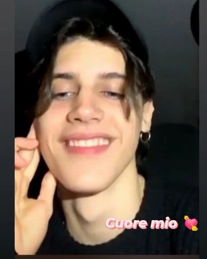 LaVale81's tweet photo. Durante la diretta con Simo Guido e Andrea il fermo immagine più bello.💘 #SIMONERUSSO #amici21 https://t.co/TtT5W8LaVm