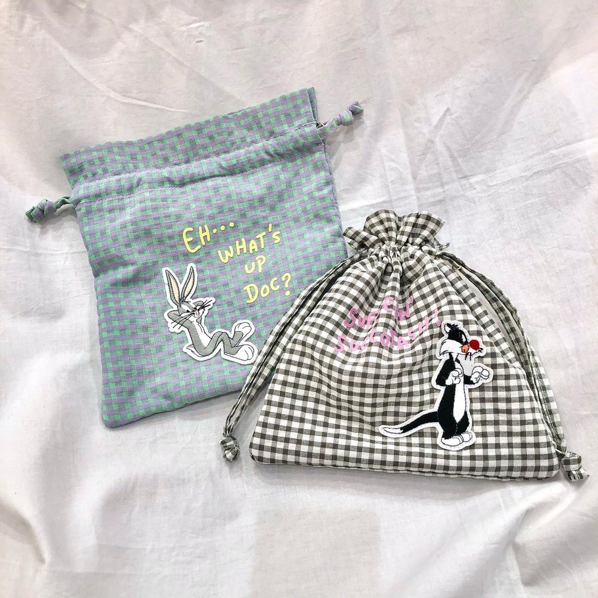 NENEME18's tweet photo. #ルーニーテューンズ 
《チェックキンチャクポーチ》

ルーニーテューンズの人気キャラクターを手刺繍風の
ワッペンで表現されいる
巾着ポーチ❣️

コスメや小物がまとめて入れられるサイズ感👀💡👌

price ▶︎ ¥2,500 (tax in)

#neneme #ネネミィ #accommode 
#looneytunes #looney #巾着ポーチ https://t.co/CFQVifyxQQ
