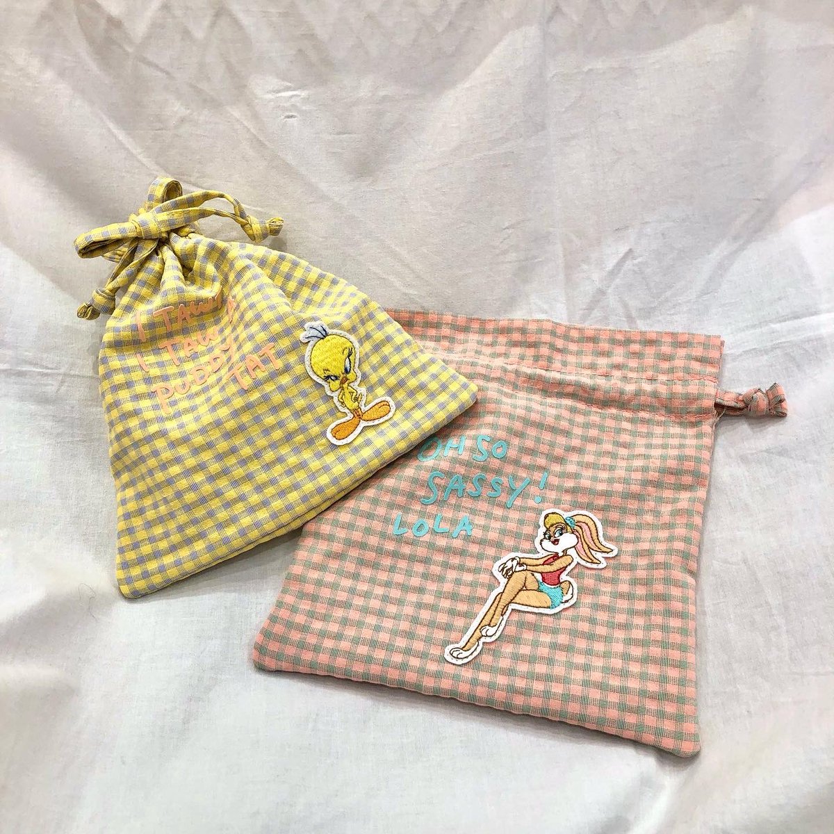 NENEME18's tweet photo. #ルーニーテューンズ 
《チェックキンチャクポーチ》

ルーニーテューンズの人気キャラクターを手刺繍風の
ワッペンで表現されいる
巾着ポーチ❣️

コスメや小物がまとめて入れられるサイズ感👀💡👌

price ▶︎ ¥2,500 (tax in)

#neneme #ネネミィ #accommode 
#looneytunes #looney #巾着ポーチ https://t.co/CFQVifyxQQ
