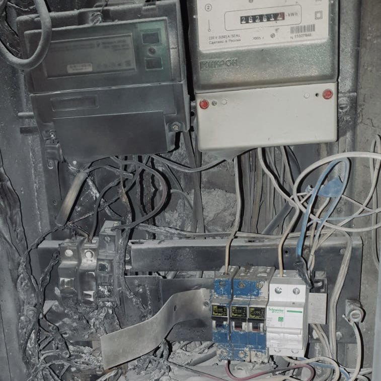 Ночью на Мичуринском проспекте без электричества оказались 7 подъездов. Причиной стало возгорание в электрическом щитке. 

Мослифтовцы оперативно прибыли на место, проверили лифты, освободили пассажиров.

В течение двух часов напряжение было восстановлено, лифты пущены в работу.