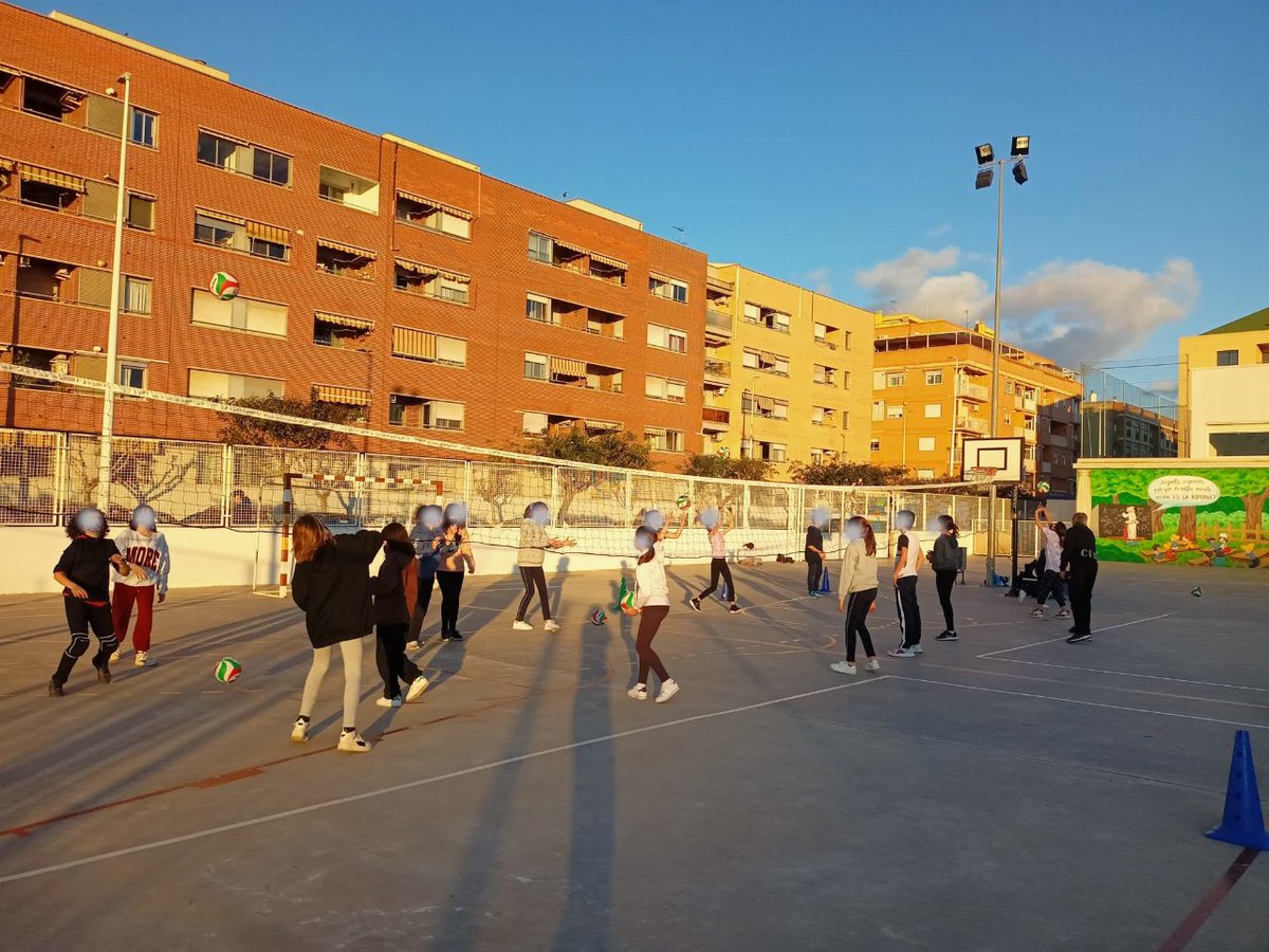 CV_Catarroja's tweet photo. Altre divendres de #voleibol al #CEIP_Vil·la_Romana de #Catarroja organitzat pel #clubvoleibolcatarroja.
Estem molt contents per la implicació dels nostres esportistes. Enhorabona xiques i xics! 🏐
Veniu a provar! Us esperem!
#Somvòlei #Sompoble #ColegioLarrodé #Albal #Massanassa https://t.co/VwrazITHtU