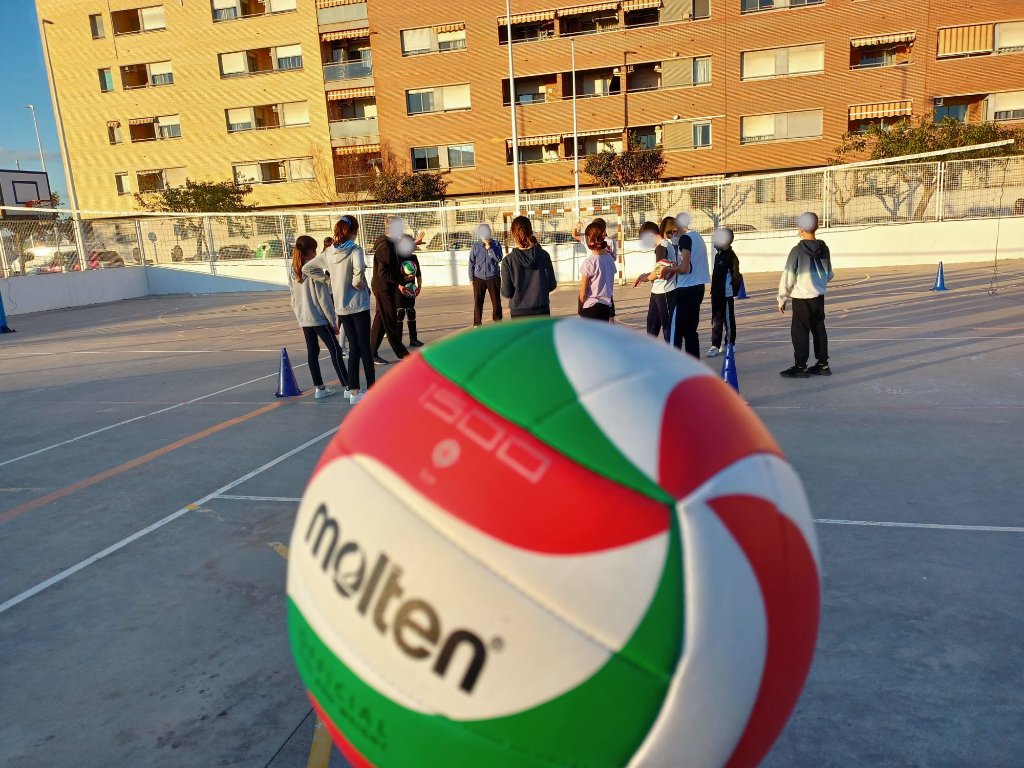 CV_Catarroja's tweet photo. Altre divendres de #voleibol al #CEIP_Vil·la_Romana de #Catarroja organitzat pel #clubvoleibolcatarroja.
Estem molt contents per la implicació dels nostres esportistes. Enhorabona xiques i xics! 🏐
Veniu a provar! Us esperem!
#Somvòlei #Sompoble #ColegioLarrodé #Albal #Massanassa https://t.co/VwrazITHtU