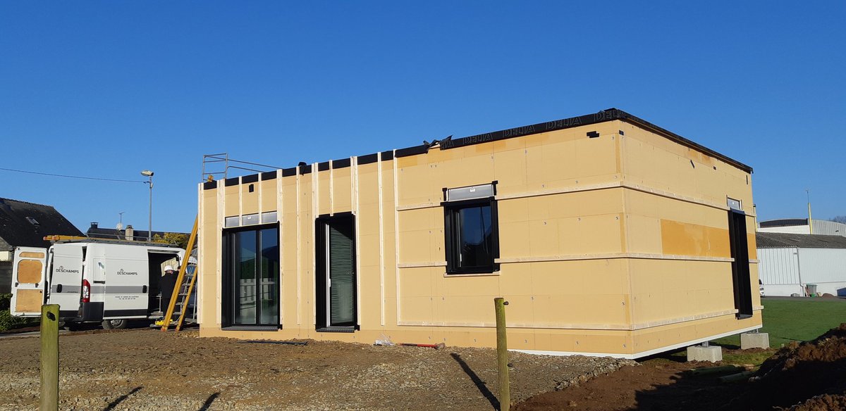 Après seulement 2 heures de grue, la maison Ruby de MBN Modulaire Bois Nath est complète ! Bravo à l'équipe Deschamps 👍